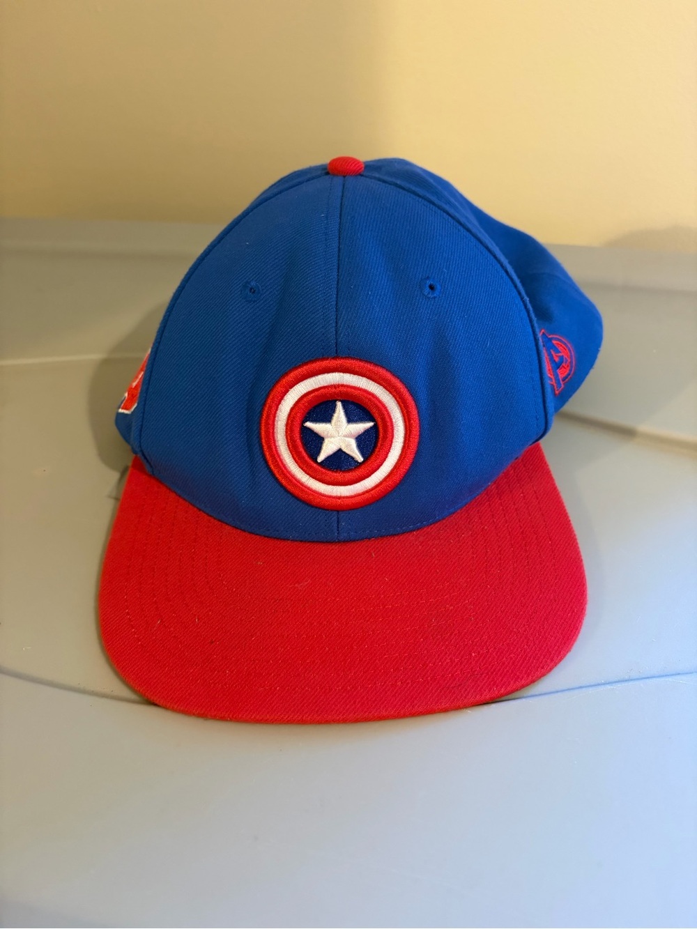 Lids Exclusive MARVEL CAPTAIN AMERICA Adjustable Premium Snapback Hat Cap